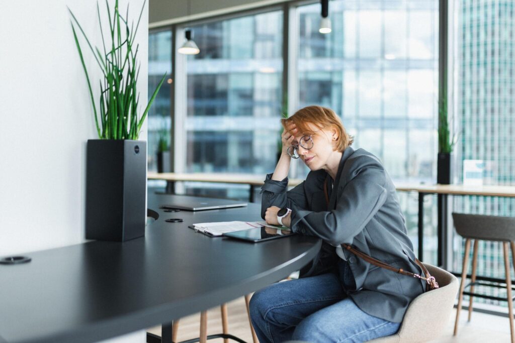 Donna adulta con possibile ADHD non diagnosticato che sperimenta sovraccarico mentale e difficoltà organizzative sul lavoro